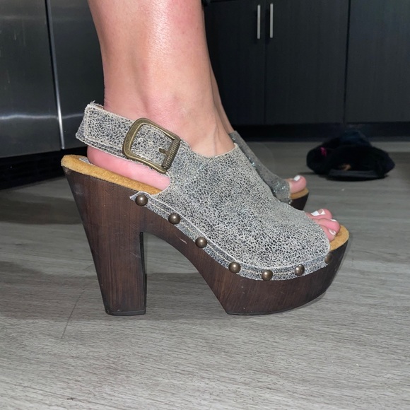 Heels - Picture 2 of 5